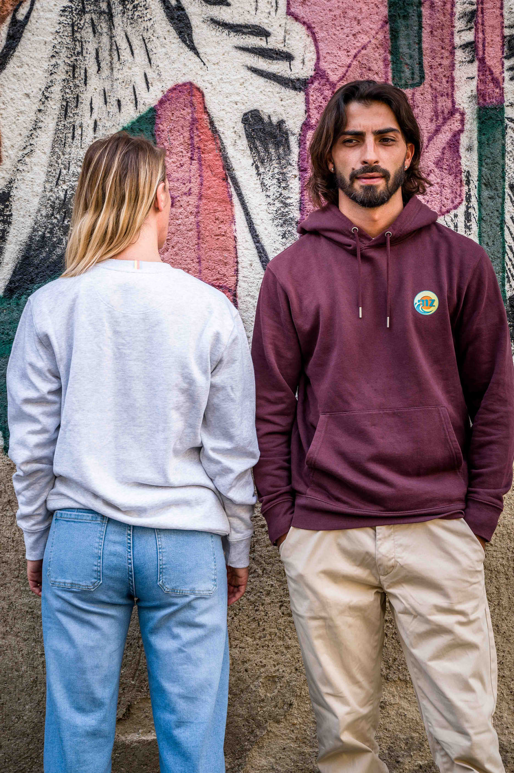 col rond de dos et Sweat"soucouc" porté par l'homme